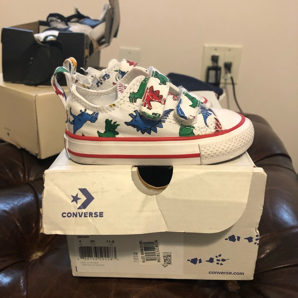 Converse baby dinosaur sz 4